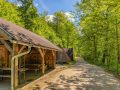 Aufenthaltsraum-mit-offener-Feuerstelle-bei-den-Chalets-scaled