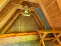Chalets-von-Innen-mit-Tisch-und-Baenken-scaled